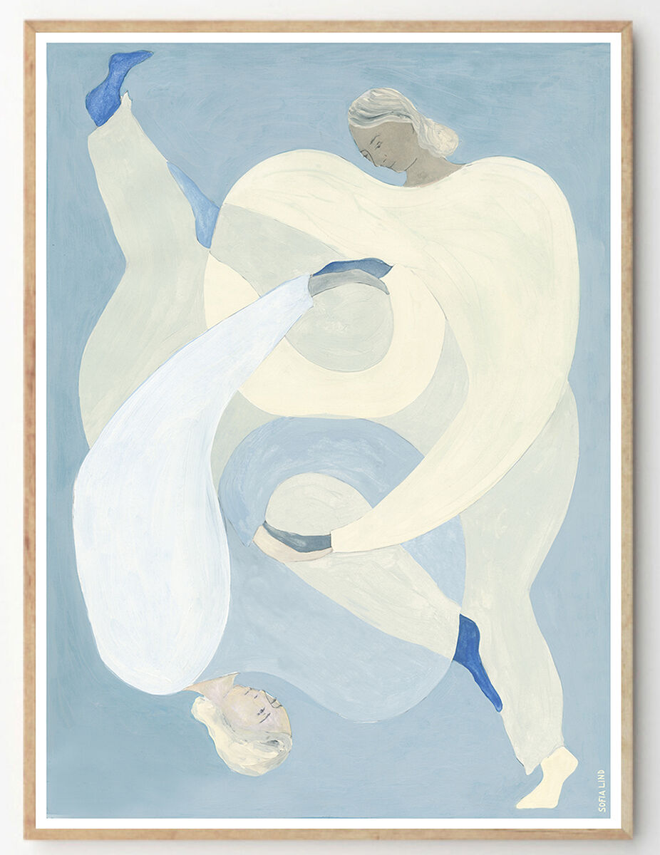 Ein gerahmtes Kunstwerk von Sofia Lind mit dem Titel 'Hold You - Blue'. Es zeigt abstrakte, fließende Figuren in Blau- und Beigetönen auf einem hellen Hintergrund.