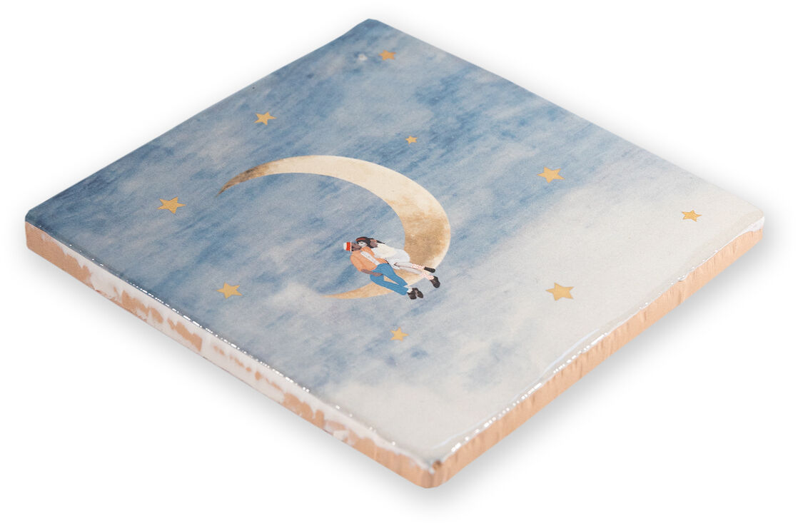 Eine Handarbeit-Keramikfliese mit einer illustrierten Darstellung eines Monds und Sterns. Die Farben sind hauptsächlich Blau, Weiß und Gelb mit goldenen Akzenten. Ideal als dekoratives Element oder als Geschenk.