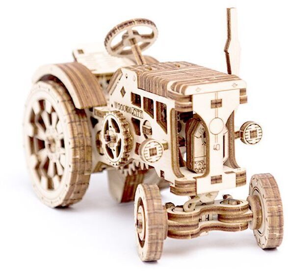 3D-Holzmodell eines Traktors, detailreich gestaltet mit sichtbaren Zahnrädern und Baukomponenten, hauptsächlich in natürlichen Holzfarben gehalten.