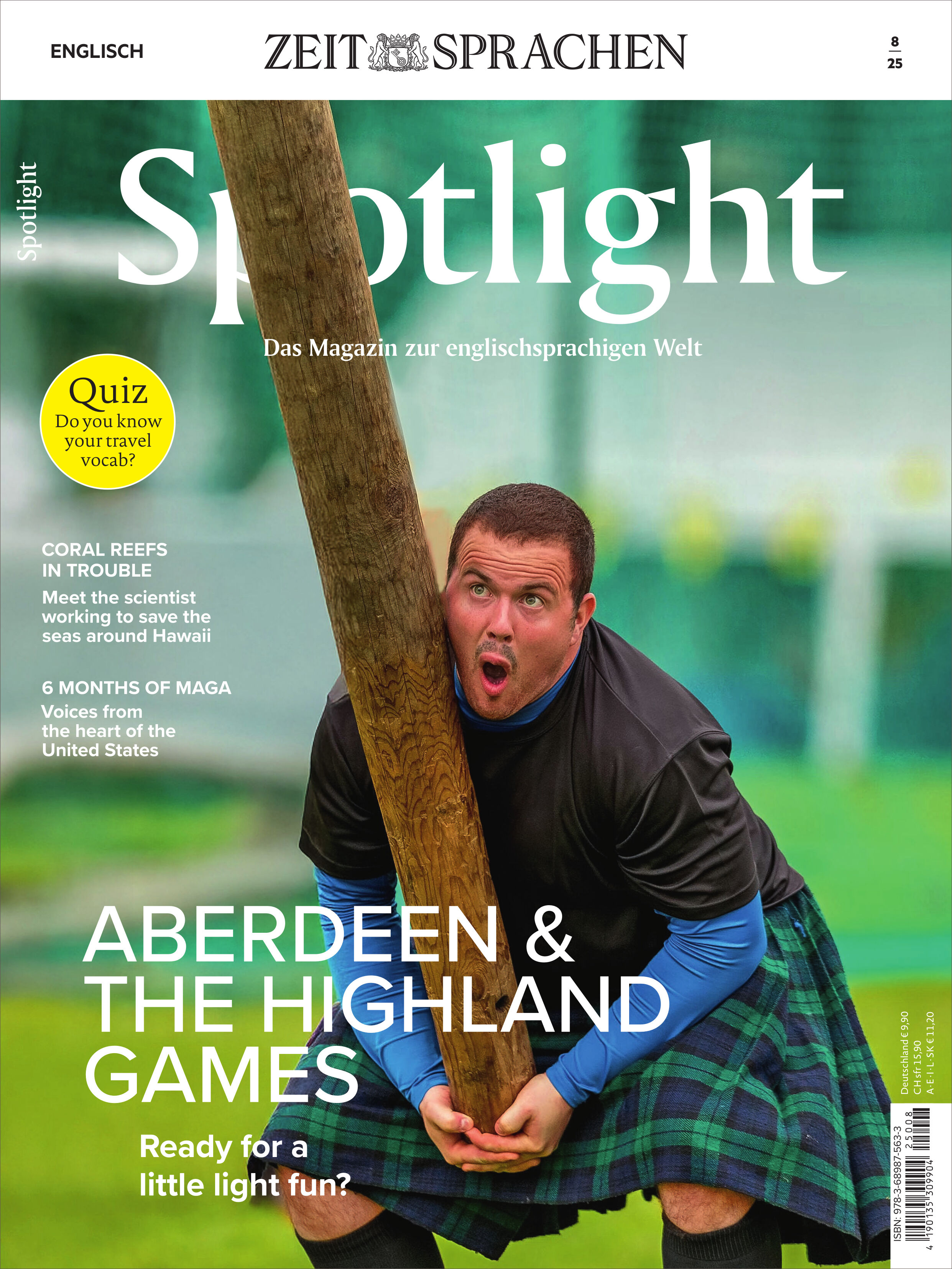 Das Titelbild der Ausgabe Spotlight Magazin 8/2025 zeigt einen Mann in traditioneller schottischer Kleidung beim sogenannten Baumstammwerfen der Highland Games. Im Hintergrund ist ein grünes sportliches Umfeld zu sehen. Neben dem Titel sind mehrere Artikelthemen und ein gelber Quiz-Hinweis abgedruckt.