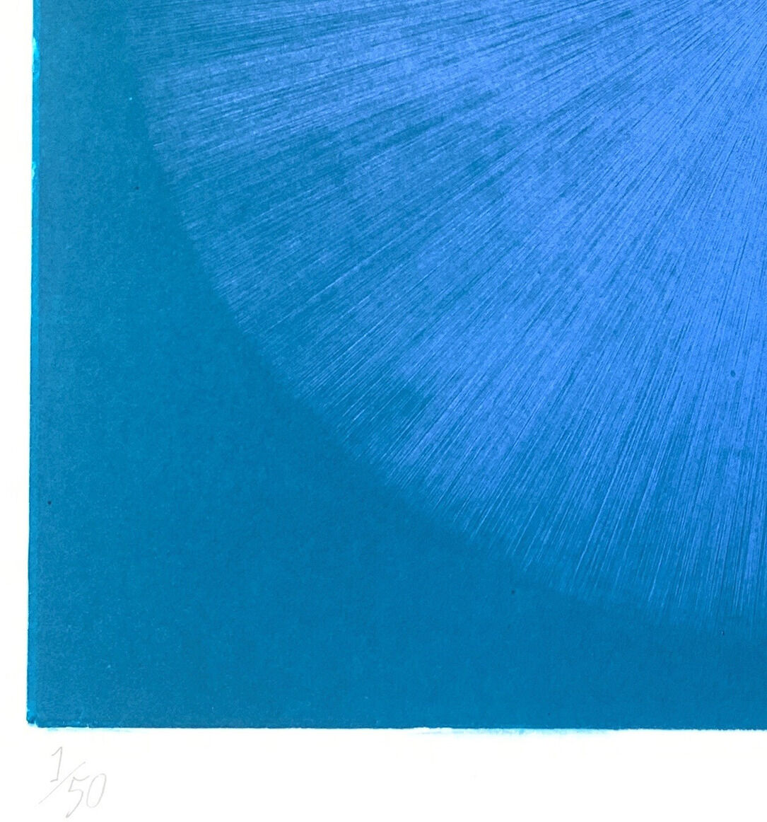 Ein Kunstwerk der ZEIT-Sonderedition namens 'Spiky Circle', das 2025 erschienen ist. Es zeigt ein abstraktes Design mit einem blauen, strahlenartigen Kreis auf türkisfarbenem Hintergrund. Das Bild vermittelt einen modernen und minimalistischen Eindruck.