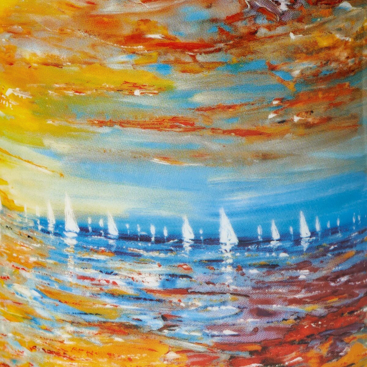 Zwei Porzellanbecher der Marke Ars mundi im Set, gestaltet von Peter Nottrott, stehen nebeneinander auf einer glatten, neutralen Oberfläche. Die Becher zeigen abstrakte, impressionistische Küstenmotive in kräftigen Blau-, Türkis- und Beigetönen mit Akzenten in Gelb und Grün.