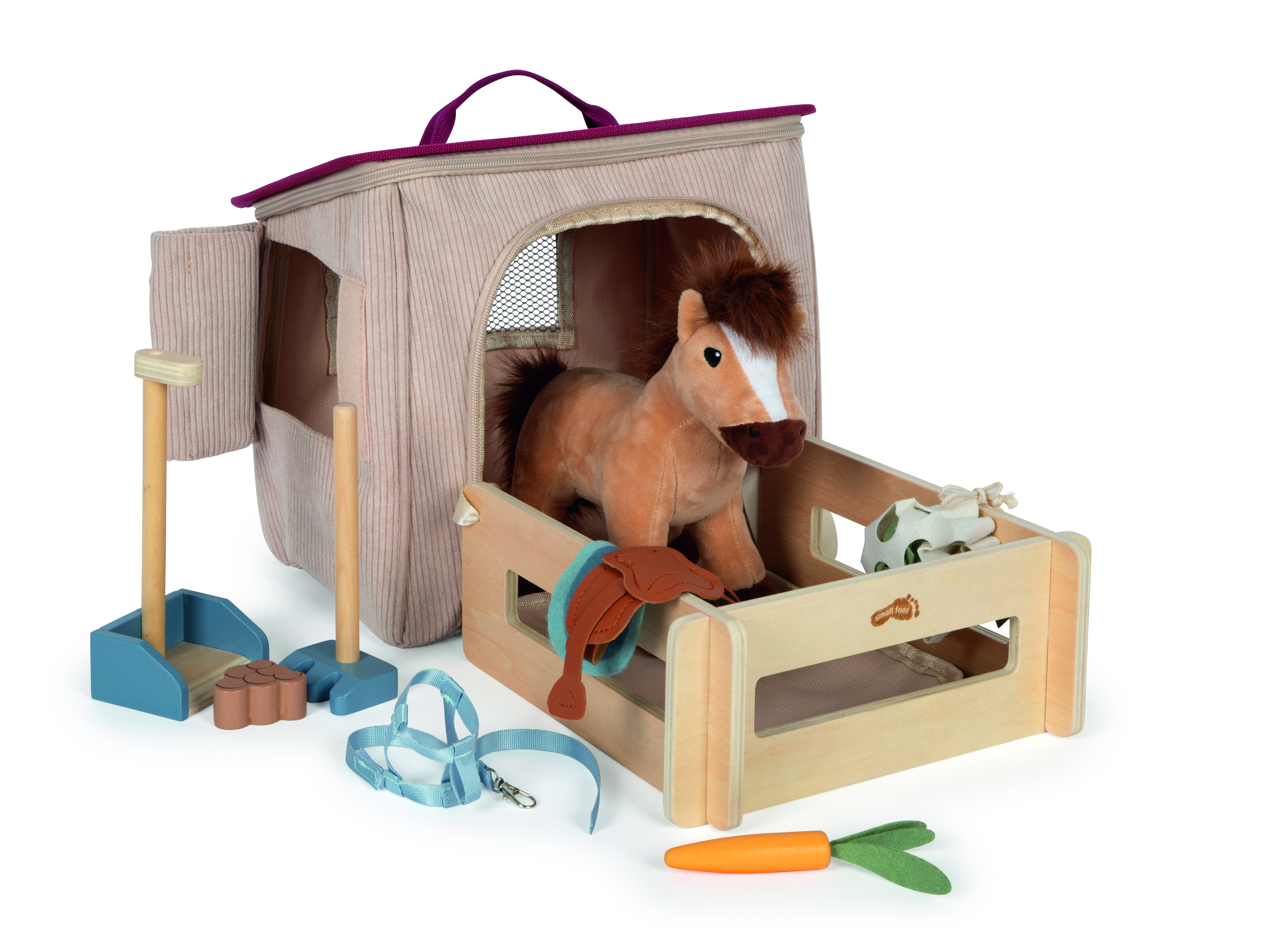 Spielset mit Plüschpferd, Stall aus Holz und Stoff, sowie verschiedenen Zubehörteilen wie Karotte, Halfter und Putzzeug, präsentiert vor einer tragbaren Tasche. Geeignet für Kinder als fantasievolles Rollenspielzeug.