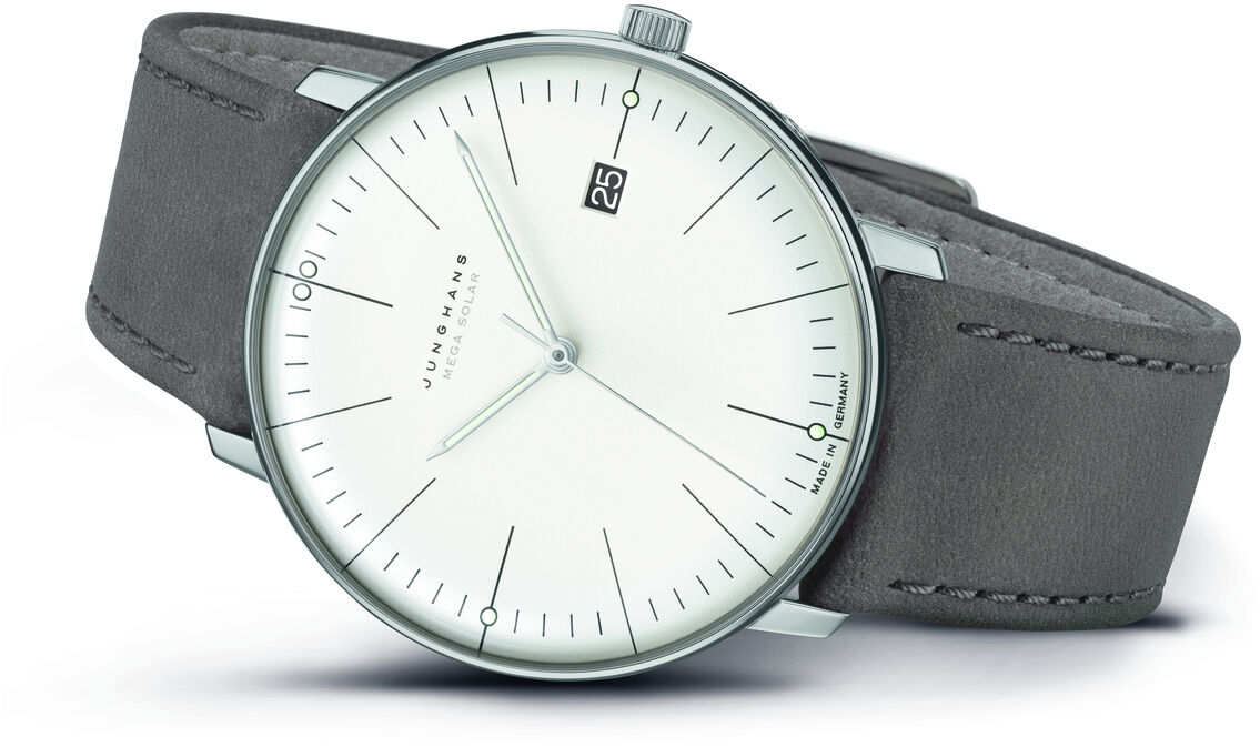 Eine elegante, minimalistische Armbanduhr der ZEIT-Sonderedition »max bill MEGA Solar« von Junghans mit weißen Zifferblatt und grauem Lederarmband. Die Uhr verfügt über eine analoge Anzeige und eine Datumsanzeige. Perfekt für Uhrenliebhaber.