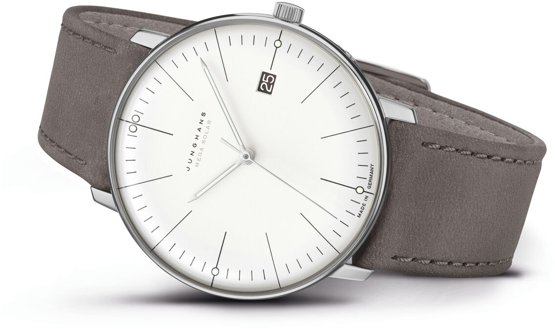 Eine elegante, minimalistische Armbanduhr der ZEIT-Sonderedition »max bill MEGA Solar« von Junghans mit weißen Zifferblatt und grauem Lederarmband. Die Uhr verfügt über eine analoge Anzeige und eine Datumsanzeige. Perfekt für Uhrenliebhaber.
