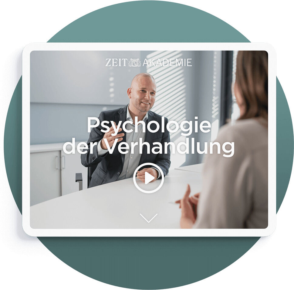 Bild des Online-Kurses »Psychologie der Verhandlung« von der ZEIT Akademie. Zwei Personen sitzen sich an einem Tisch gegenüber und sprechen miteinander.
