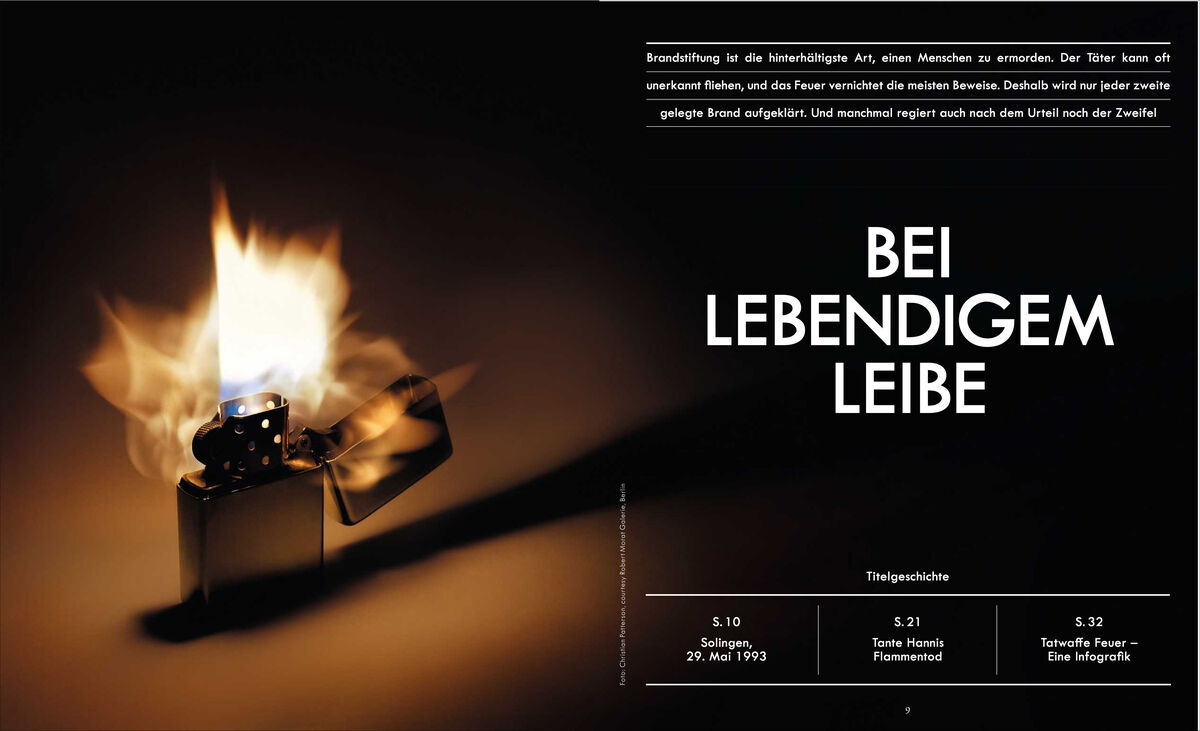 Ein Magazin mit dem Titel 'ZEIT VERBRECHEN 12/21' zeigt ein brennendes Feuerzeug auf einem dunklen Hintergrund. Der Titel 'Bei Lebendigem Leibe' ist groß gedruckt. Details zu Artikeln und deren Seitenzahlen stehen darunter.