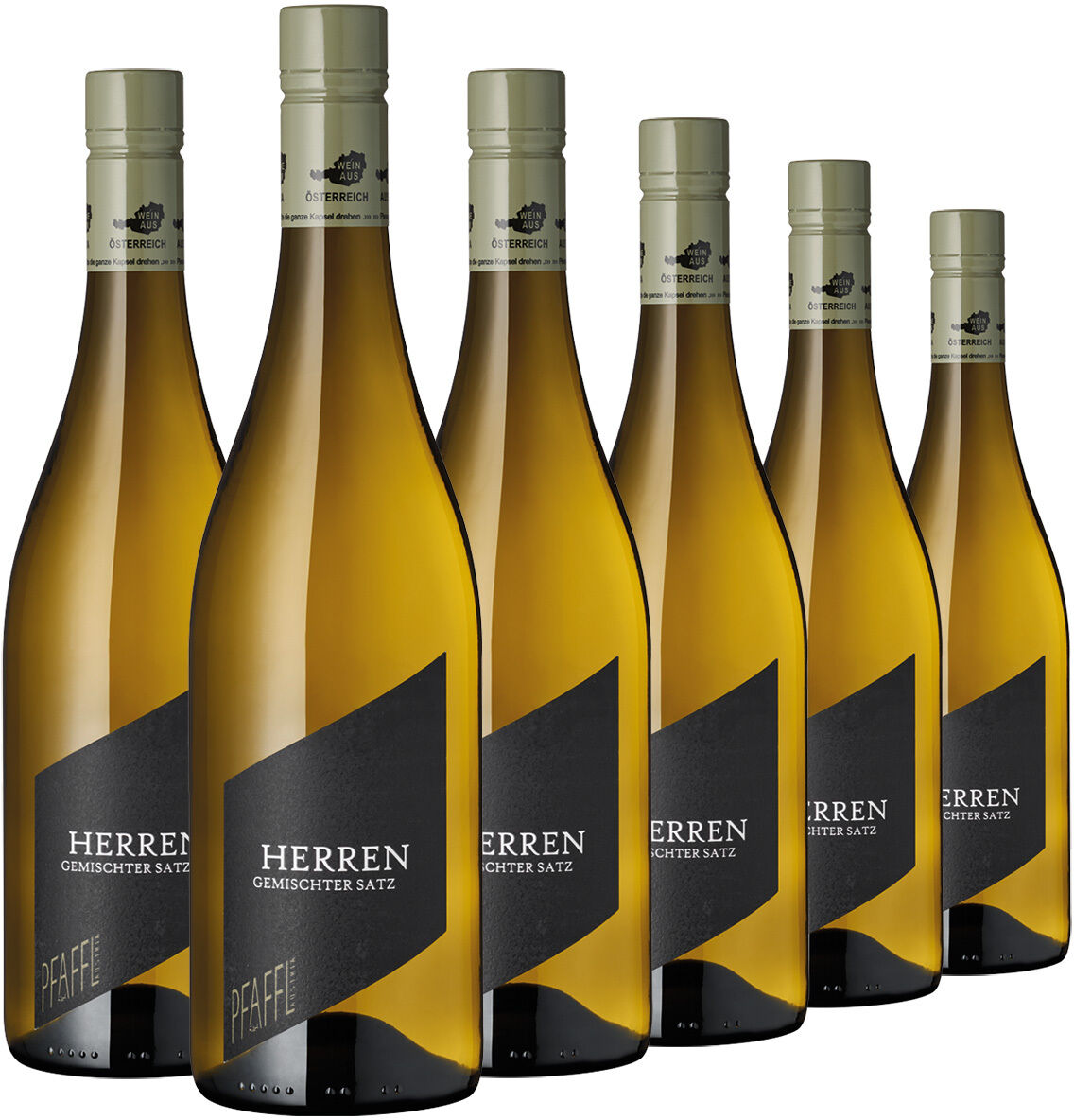 Freigestelltes Produktfoto eines 6er-Sets Weißwein Herren Gemischter Satz von Weingut Pfaffl. Sechs schlanke, goldgelb gefüllte Flaschen stehen gestaffelt vor weißem Hintergrund. Sie haben olivgrüne Schraubverschlüsse und cremefarbene Etiketten mit großem schwarz-goldenem Grafikfeld sowie der Aufschrift „HERREN GEMISCHTER SATZ“ und „PFAFFL“.