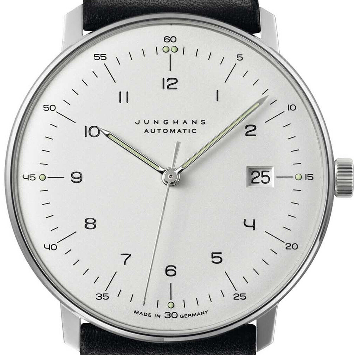 Die Herrenuhr »Max Bill Automatic« von Junghans zeigt ein rundes, versilbertes, mattes Zifferblatt mit arabischen Zahlen, Datumsanzeige und klarer Minuterie. Das Gehäuse besteht aus Edelstahl, das Uhrglas ist leicht gewölbt. Schwarzes Kalbslederarmband mit feiner Naht.