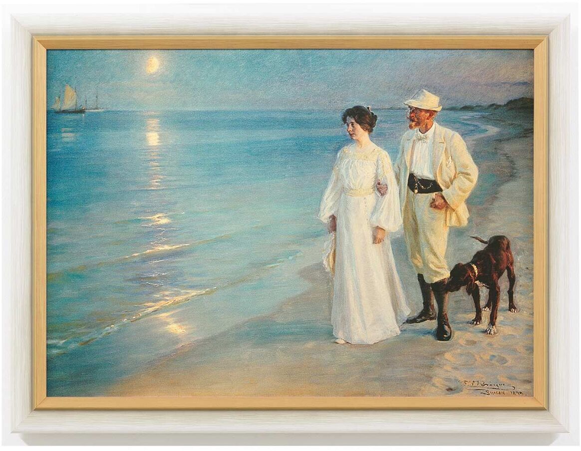 Gemälde von Peder Severin Krøyer, »Sommerabend bei Skagen - Der Künstler und seine Frau«, 1899. Das Bild zeigt einen Mann und eine Frau in eleganter Kleidung, die in der Abenddämmerung am Strand entlanggehen. Im Hintergrund ist das ruhige Meer unter einem sanften, pastellfarbenen Himmel zu sehen.