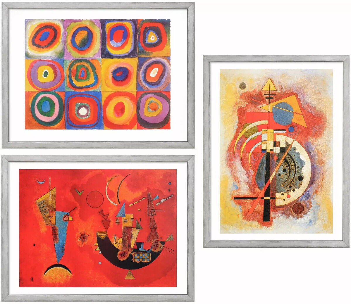 Dreiteiliges Kunstset von Wassily Kandinsky, bestehend aus farbenfrohen und geometrisch-abstrakten Bildern in Rot-, Orange-, Blau-, Gelb- und Lilatönen mit weißen und schwarzen Akzenten. Jedes Bild ist in einem silbernen Rahmen gerahmt.