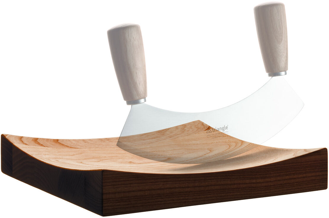 Ein Wiegemesserbrett »Soul« aus Holz. Das Set besteht aus einem gewölbten Schneidebrett und einem zweihändigen Messer mit Holzgriffen, ideal zum feinen Hacken von Kräutern und anderem Gemüse.