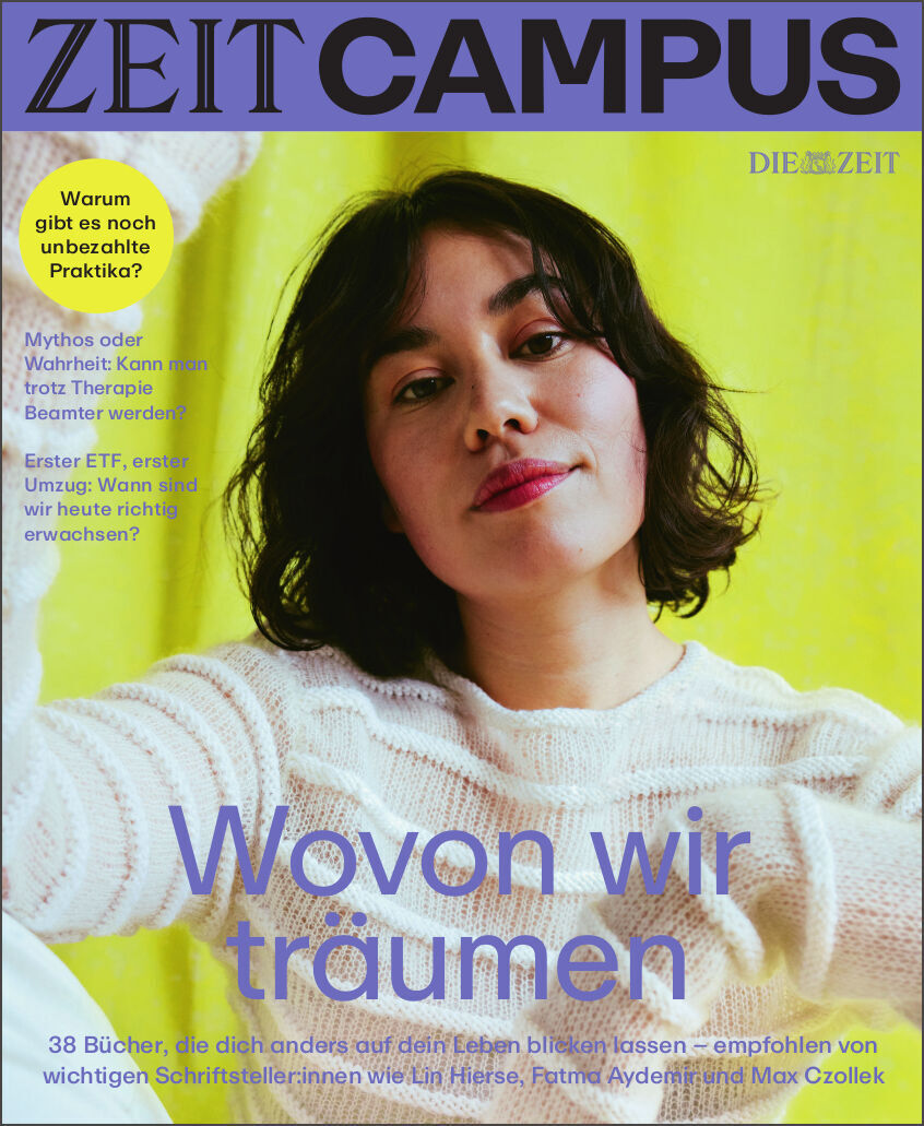 Das Cover des Magazins ZEIT CAMPUS Ausgabe 2/23 zeigt eine Frau vor einem gelben Hintergrund. Der Titel `Wovon wir träumen` ist in blauer Schrift, während `ZEIT CAMPUS` in großer lila Schrift oben auf dem Cover steht. Verschiedene Artikelthemen sind aufgelistet, und das Magazin bietet Inhalte zu Träumen, Karriere und Selbstfindung.