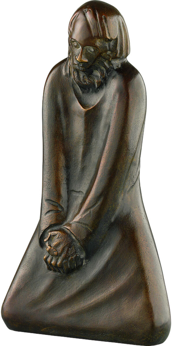 Bronzene Skulptur von Ernst Barlach aus dem Jahr 1931, betitelt »Der Zweifler«. Die Figur zeigt eine nachdenklich wirkende, stehende Person mit zusammengefügten Händen.