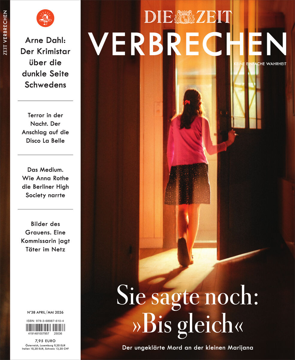 Cover des Magazins ZEIT VERBRECHEN: Eine junge Frau im rosa Oberteil und kurzem Rock steht im Licht eines geöffneten Türspalts, blickt ins Hausinnere. Oben der Titel, links Themen wie Schwedens Krimistars, Berliner High Society, Anschläge, unaufgeklärte Morde.