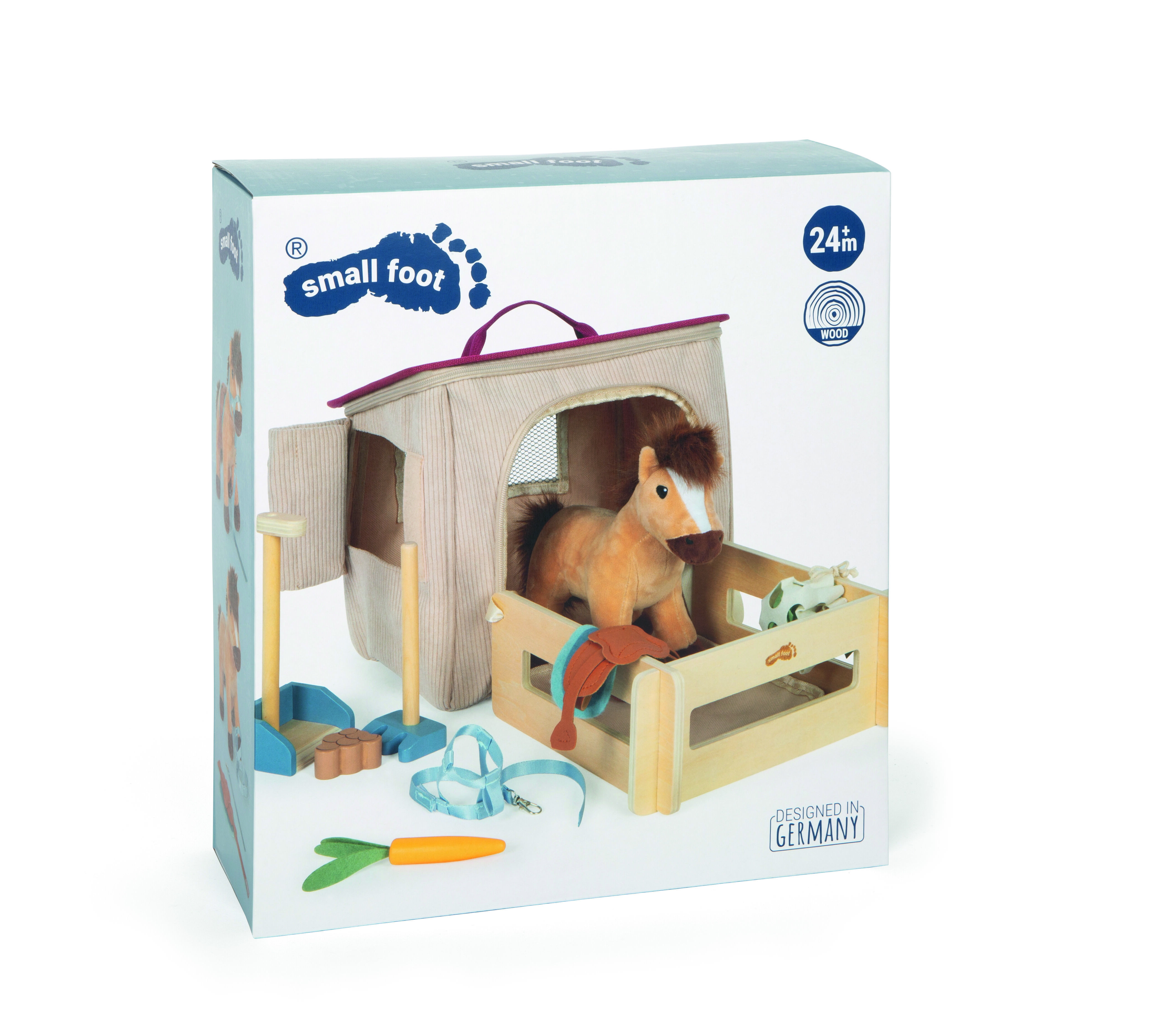 Das Bild zeigt ein Spielset mit einem Plüschpferd, einem Holzstall und vielfältigem Zubehör wie einer Karotte, einem Zaumzeug und weiteren Utensilien. Das Set wird in einer tragbaren Stofftasche präsentiert und eignet sich besonders für Kinder ab 24 Monaten. Die Verpackung ist hell gestaltet und das Produkt fördert kreatives und fantasievolles Spielen.