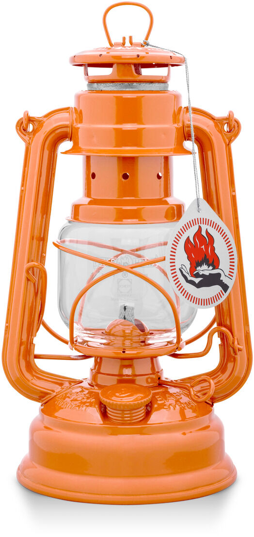 Orangefarbene Sturmlaterne aus Stahl mit einem klassischen Design. Die Laterne ist robust konstruiert, hat einen Glaszylinder und eignet sich für Outdoor-Aktivitäten, Camping und dekorative Zwecke.