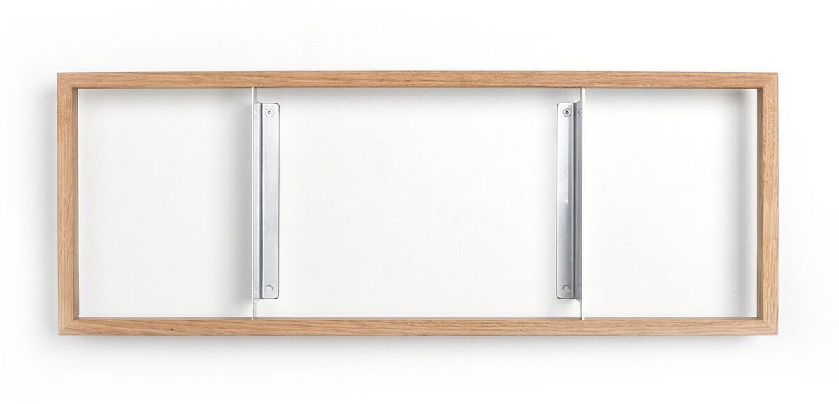 Ein einfaches und modernes Wandregal aus Holz und Metall. Das Regal hat einen Rahmen aus Holz und drei vertikale Metallhalterungen, die die Struktur unterstützen.