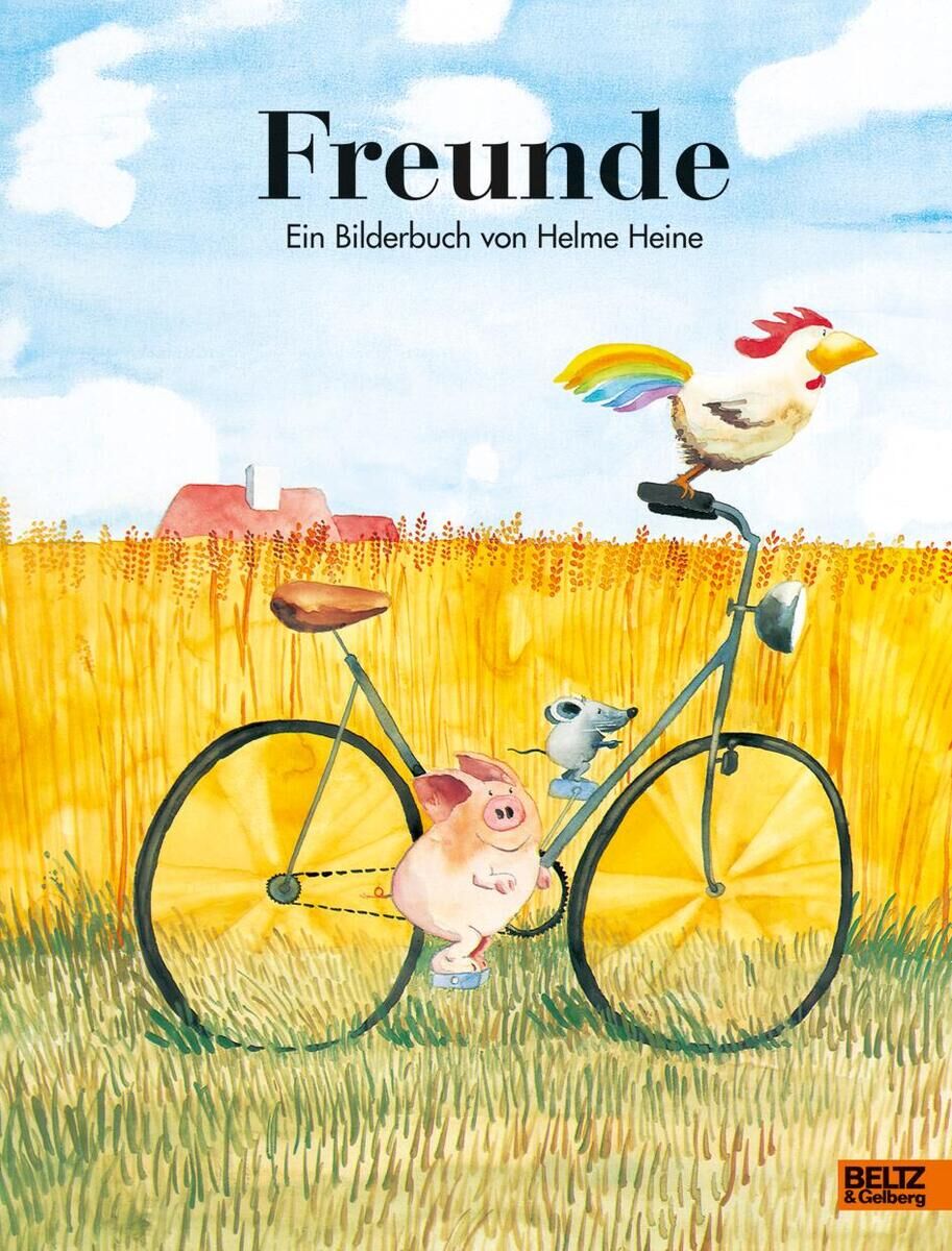 Das Buchcover von 'Freunde' zeigt eine Illustration mit einem Hahn, einer Maus und einem Schwein auf einem Fahrrad vor einem Feld. Im Hintergrund sind ein blauer Himmel und eine Scheune zu sehen. Oben auf dem Cover steht in schwarzen Buchstaben 'Freunde - Ein Bilderbuch von Helme Heine'.