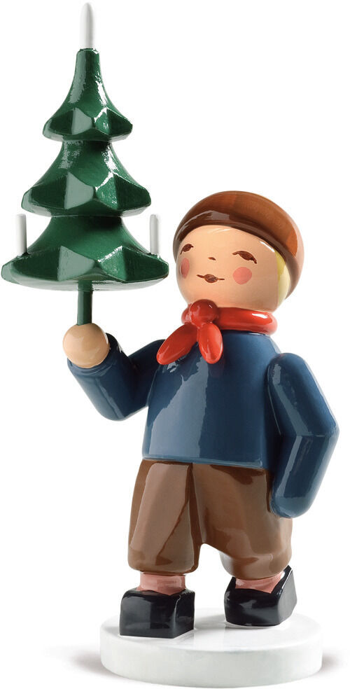 Holz-Figur »Winterkinder – Junge mit Baum« von Wendt & Kühn: Ein Junge in dunkelblauer Jacke, brauner Hose, schwarzem Schuhwerk und rotem Schal steht auf weißem Rundsockel. Er hält einen glänzend dunkelgrünen, stilisierten Tannenbaum an einer Stange; zwei weiße Kerzen ragen seitlich heraus.