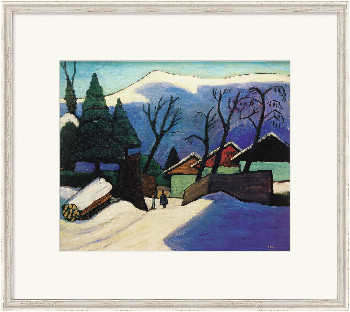 Ein gerahmtes Gemälde von Gabriele Münter aus dem Jahr 1933 mit dem Titel 'Drei Häuser im Schnee'. Das Bild zeigt eine Winterlandschaft mit drei schneebedeckten Häusern, Bäumen und einem Berg im Hintergrund unter einem blauen Himmel.