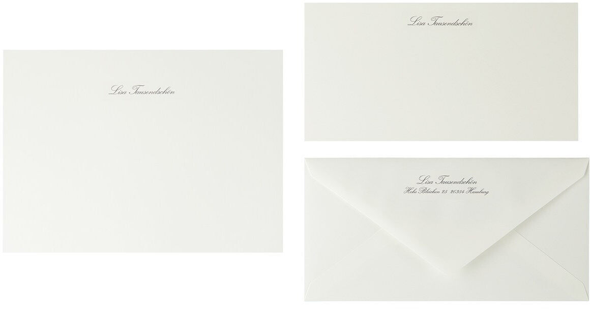 Zwei weiße Briefkarten und ein weißer Umschlag mit anthrazitfarbener Schrift. Miniformat-Briefpapier, das für verschiedene Anlässe wie Einladungen oder Dankeskarten verwendet werden kann.