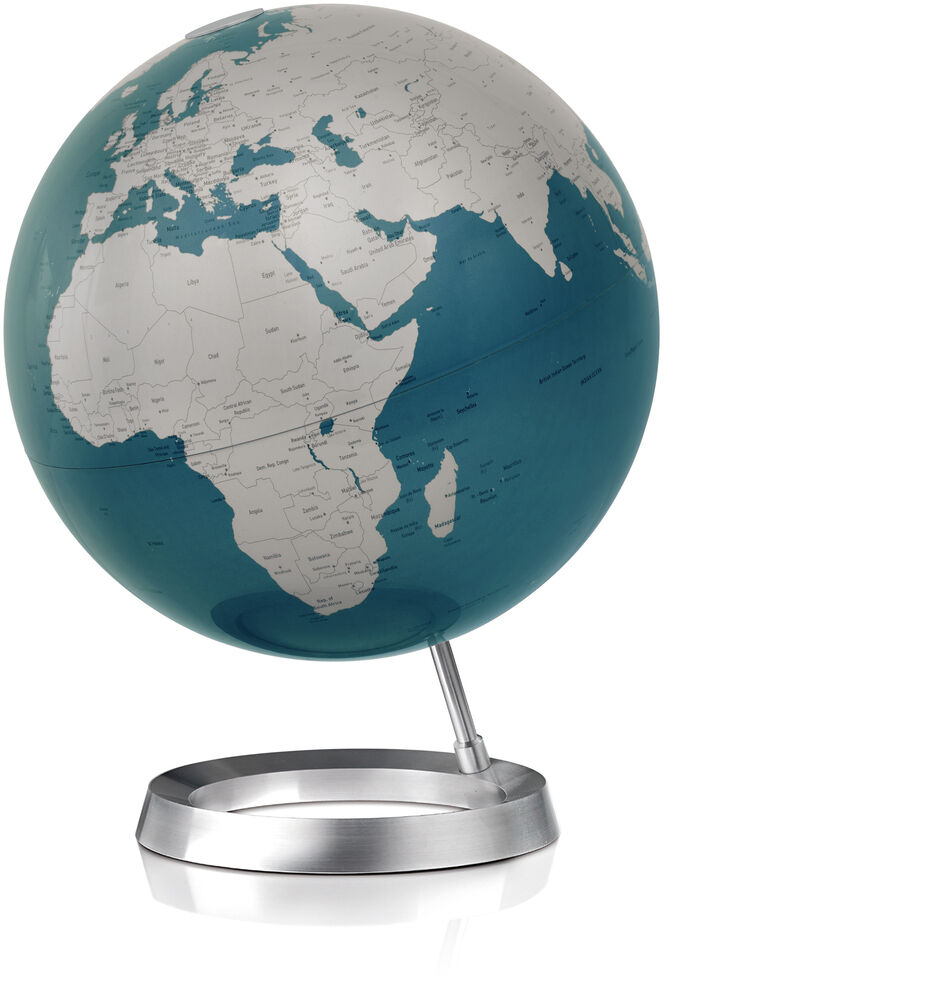 Design-Globus »Atmosphere Vision Midnight« von Räthgloben auf silbernem Metallfuß. Die Meere erscheinen in Türkis und Hellblau, die Länder in mattem Weiß mit feinen grauen Ländergrenzen und Beschriftungen. Moderner, minimalistischer Stil, ideal als elegantes Deko- oder Lernobjekt.