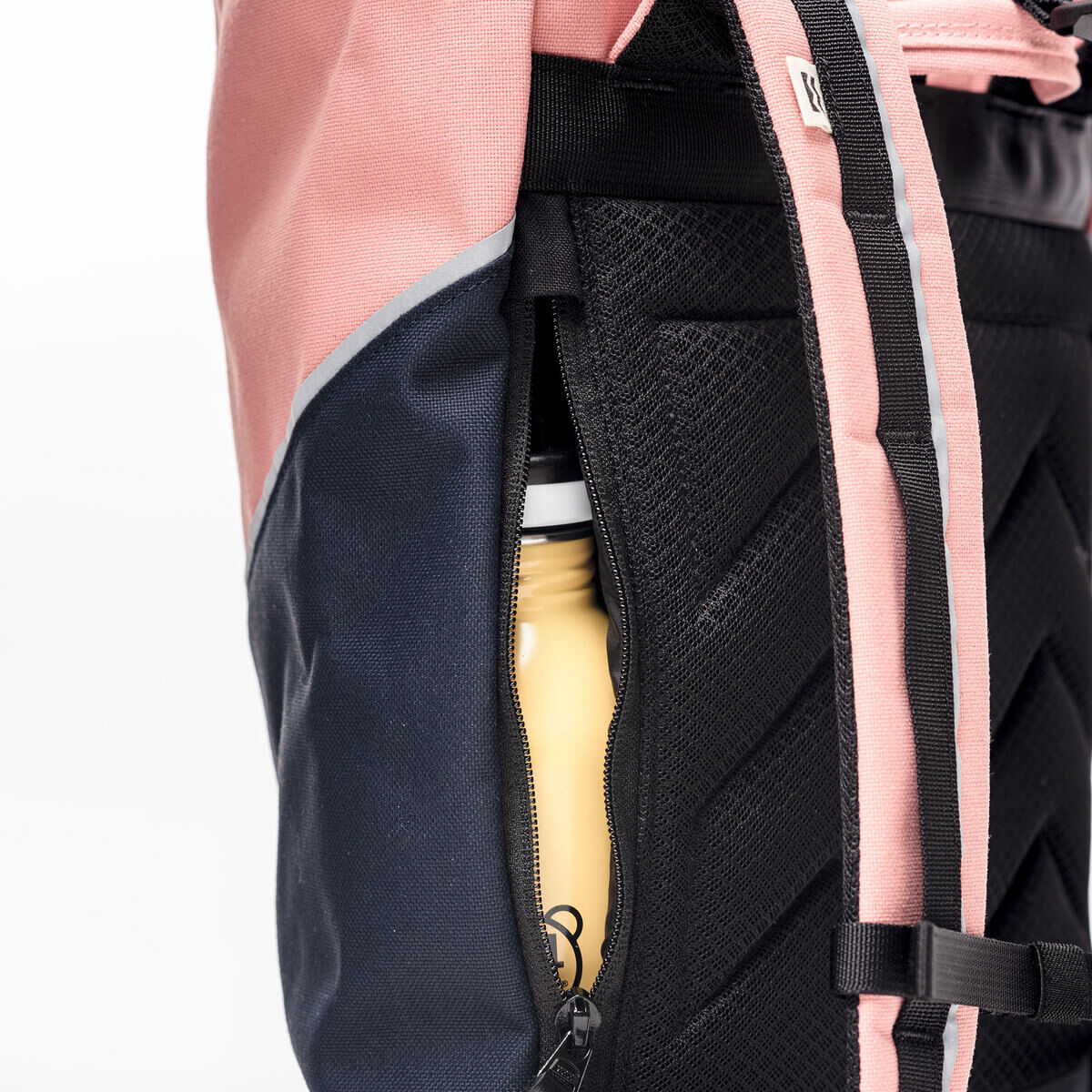 Nahaufnahme des Rucksacks »Popoyo« mit schwarzen, rosa und gelben Elementen.