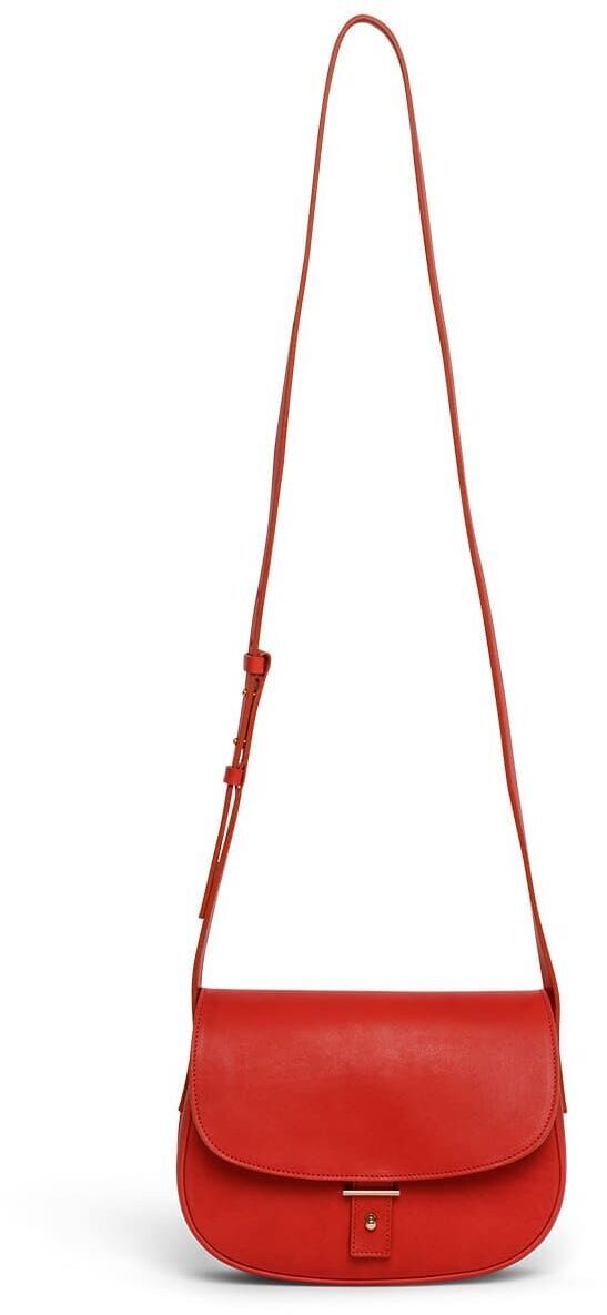 Rote Schultertasche aus Leder der ZEIT Sonderedition, Modell »DIE ZEIT 5«, mit langem, dünnem Schulterriemen und einer Klappe vorne.
