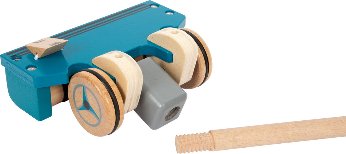 Ein Schiebespielzeug in Form eines Staubsaugers, hauptsächlich aus Holz gefertigt, in Blau und Beige mit Holzelementen, und einem abnehmbaren Stiel.