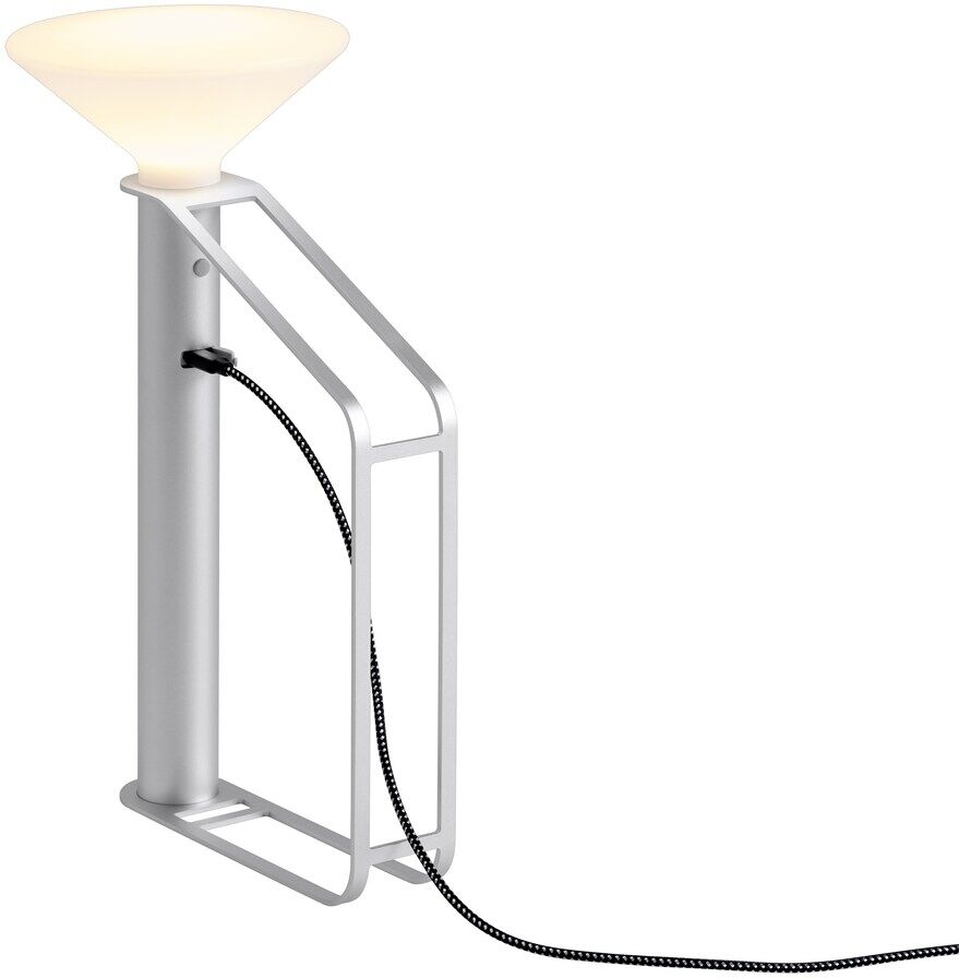 Eine tragbare, moderne Lampe namens „Piton“ mit einem minimalistischen Metalldesign. Die Lampe ist in Weiß und Silber gehalten, mit einem schwarzen Kabel, das an der Seite herunterhängt.