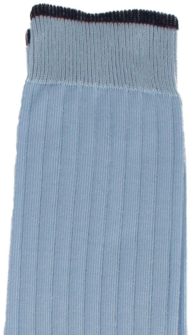 Ein hellblauer knöchelhoher Socken mit schwarzem und goldenen Streifenmuster am oberen Rand. Modisches Accessoire für Männer und Frauen, ideal für verschiedene Anlässe.