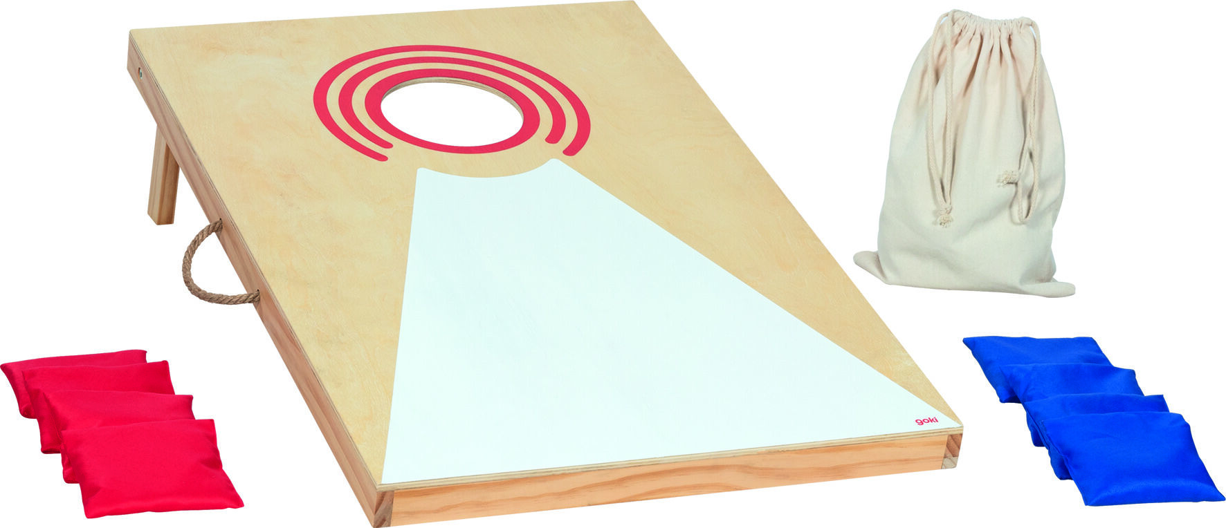 Wurfspiel Cornhole aus hellem Holz mit weißem und rotem Zielkreis, sechs kleine Wurfsäckchen in Blau und Rot sowie einem beigen Stoffbeutel, arrangiert auf weißem Hintergrund.