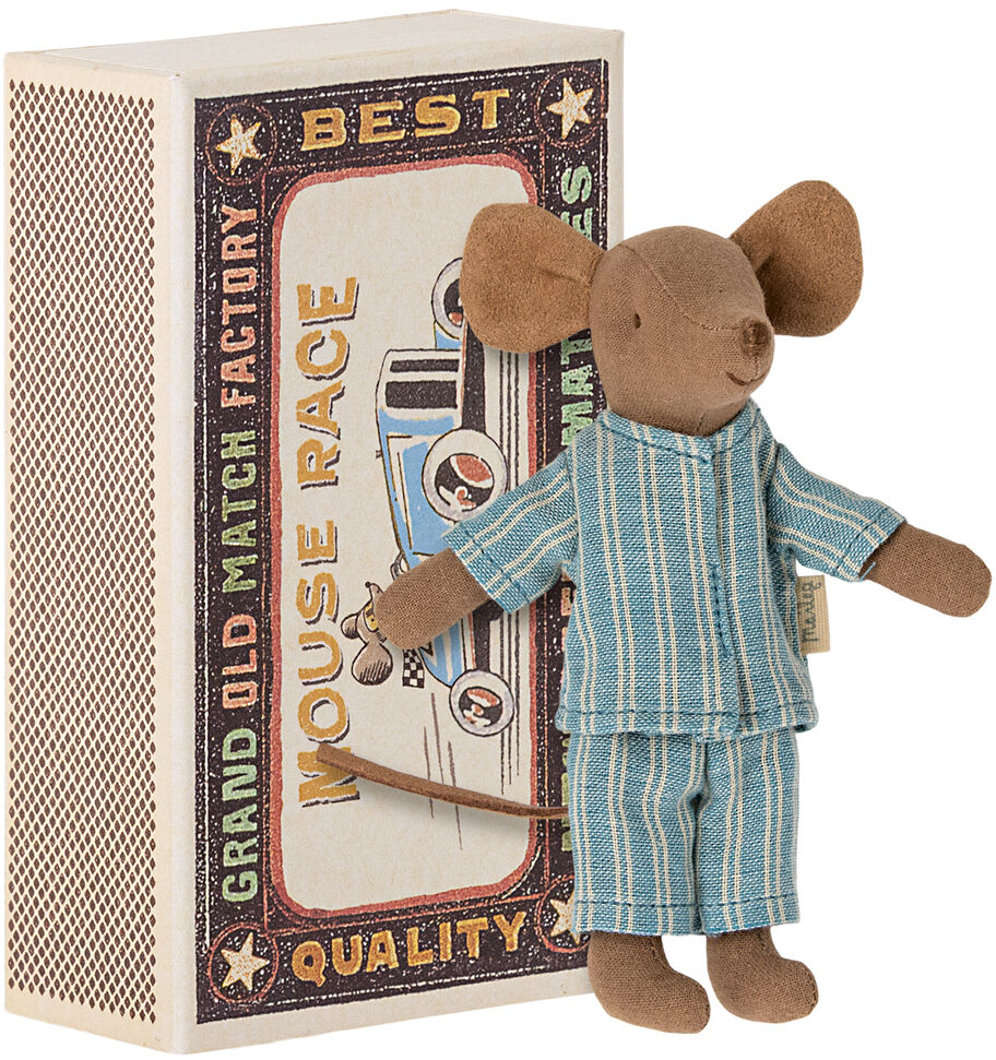Große Stoffmaus in blauem Schlafanzug in einer Streichholzschachtel mit Retro-Design. Die Schachtel hat Aufschriften und ein Bild von einem Rennwagen.