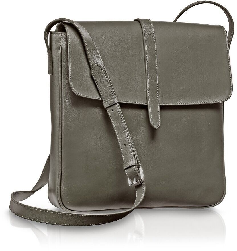Bild einer grauen Umhängetasche im Satteltaschen-Stil aus Leder mit längenverstellbarem Riemen. Die Tasche hat eine Klappe als Verschluss.