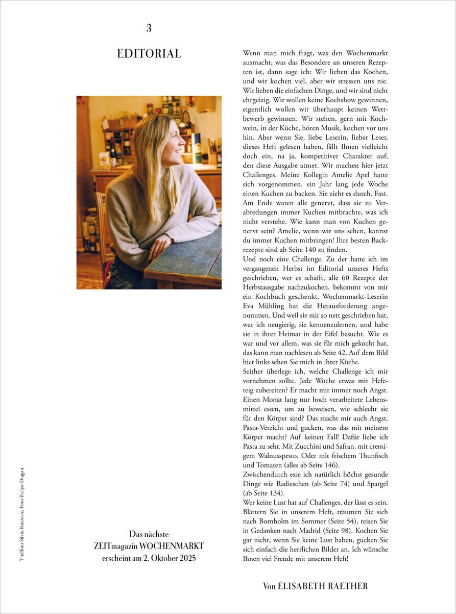 Eine Seite aus dem ZEITmagazin WOCHENMARKT 8/25 mit einem Editorial-Text und einem Foto von einer Frau am Tisch.
