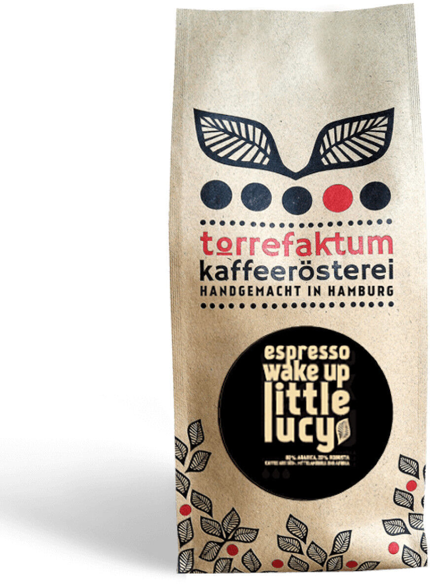 Eine Packung Bio-Espressobohnen mit dem Label »Wake Up Little Lucy« der Torrefaktum Kaffee-Rösterei. Die Verpackung ist beige mit schwarzen und roten grafischen Elementen und Texten. Ideal für Kaffeeliebhaber und als Geschenk geeignet.