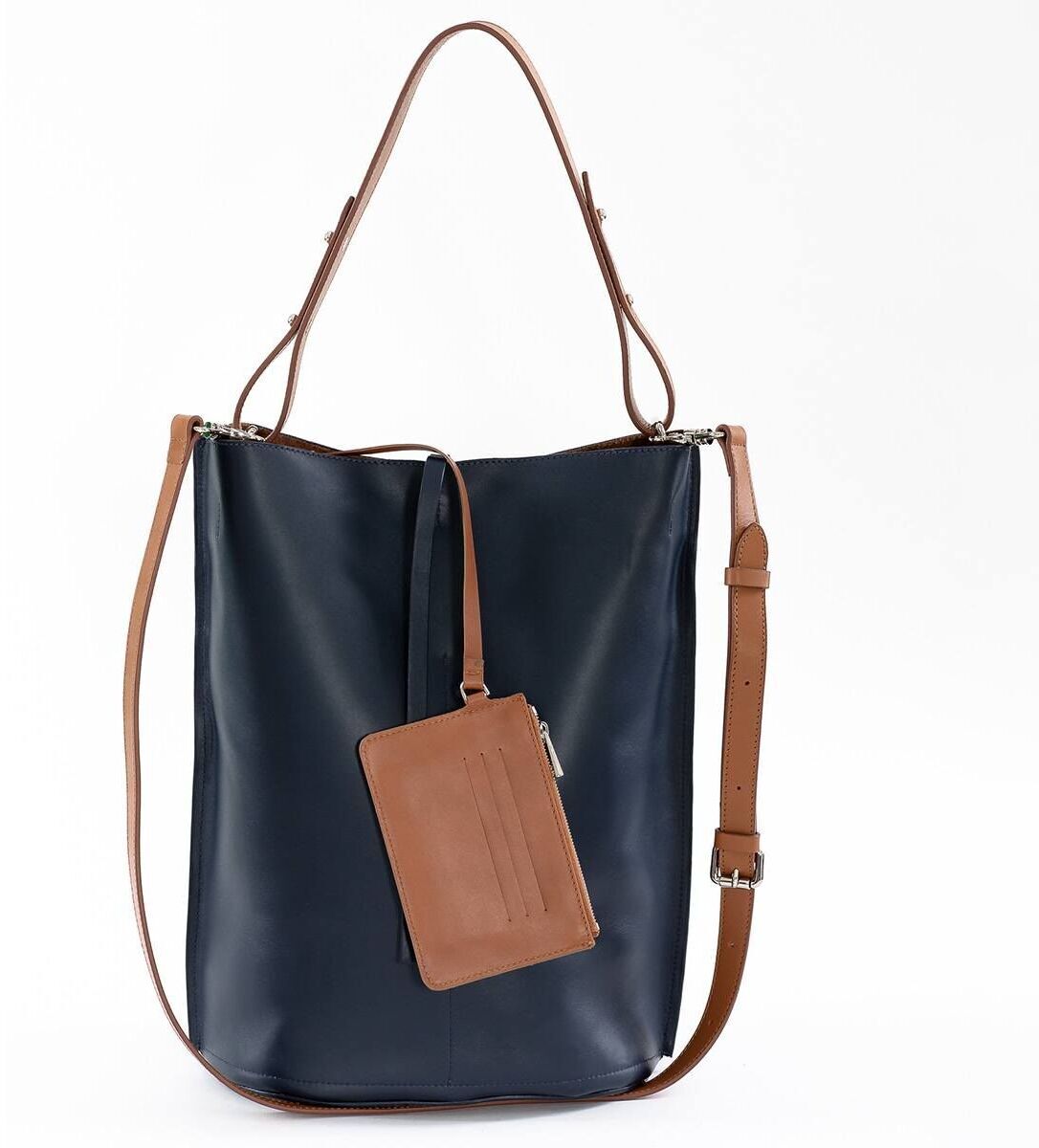 Elegante Ledertasche »Izzy« in Schwarz und Braun mit Schulterriemen und kleinem, abnehmbaren Täschchen. Ideal für Alltag, Arbeit und Reisen.