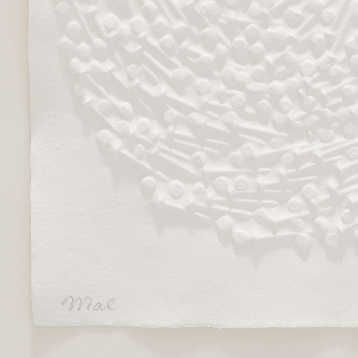 Ein Prägedruck von Günther Uecker mit erhabener, punktueller Textur, monochrom in Weiß gehalten. Das Kunstwerk wirkt abstrakt und modern.