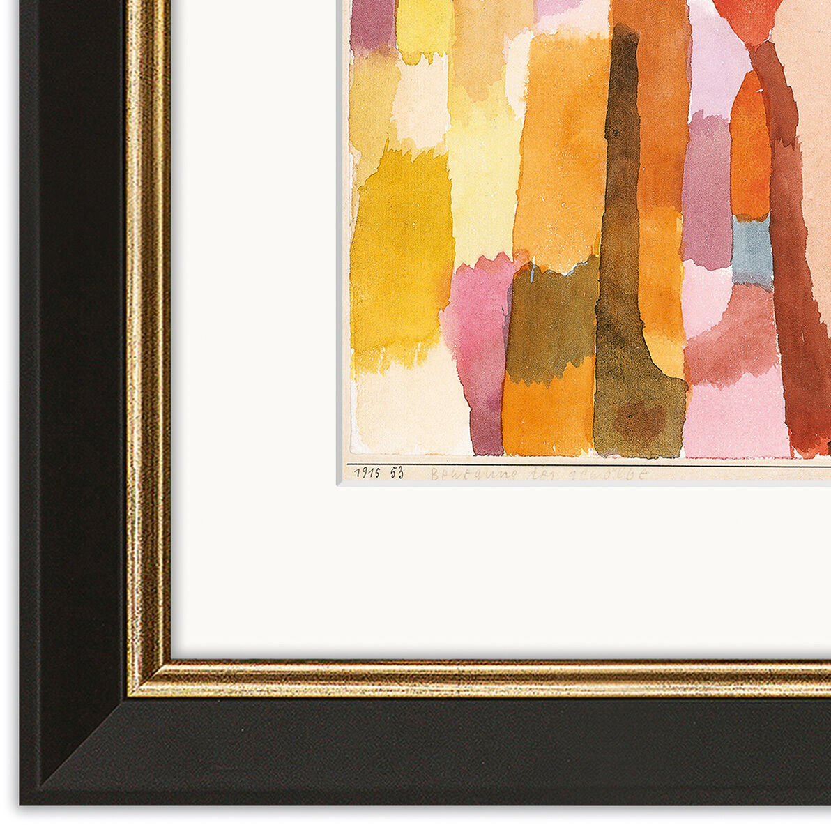 Das Bild „Bewegung der gewölbten Kammern“ von Paul Klee (1915) zeigt abstrakte Farbflächen in Gelb, Orange, Braun, Rot, Rosa und Lila. Es ist hochwertig auf Hahnemühle Echtbütten Aquarellpapier gedruckt und in einen schwarz-goldfarbenen Rahmen gefasst.