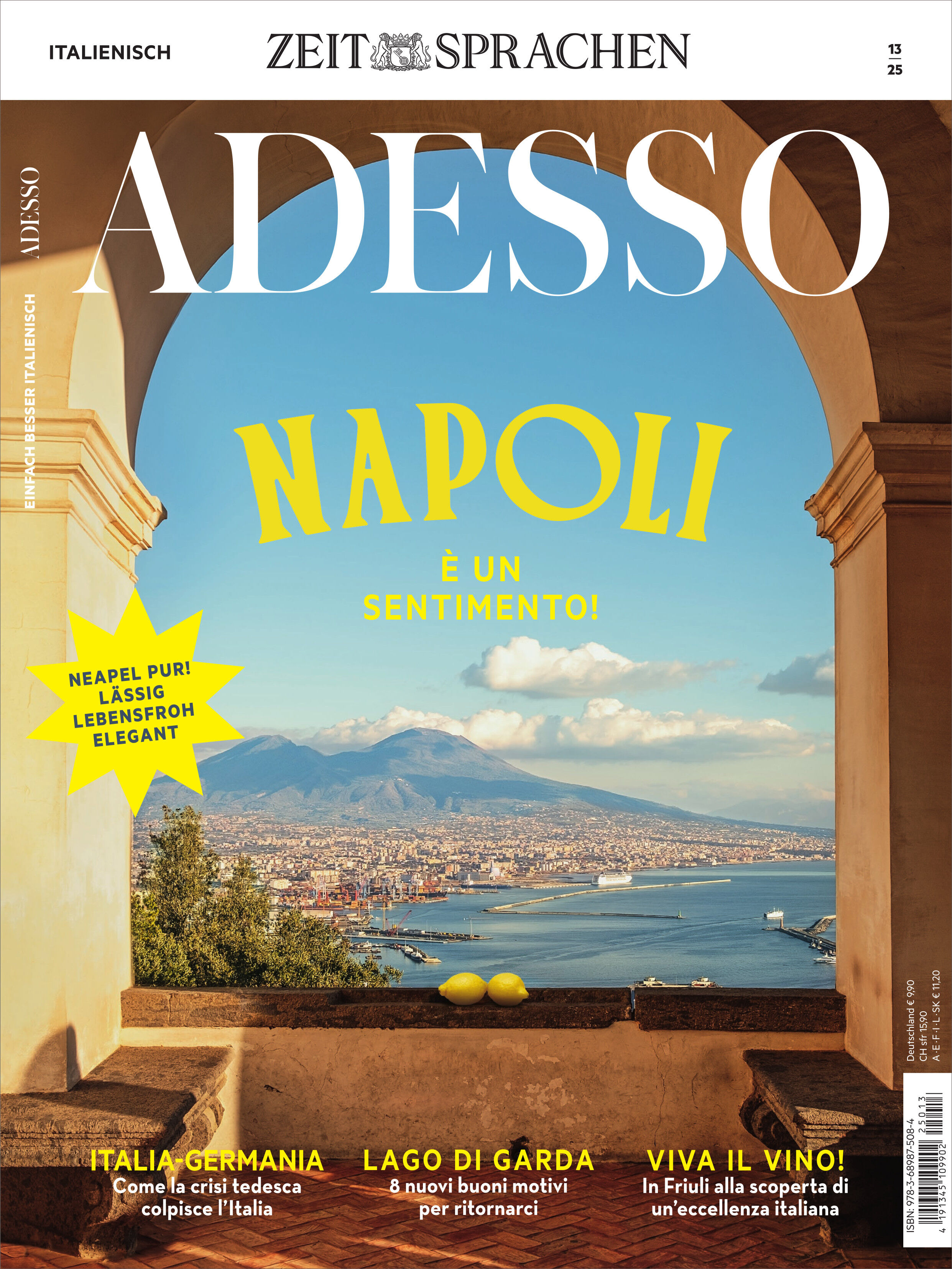 Titelblatt des Adesso Magazins Ausgabe 13/2025 mit Blick durch einen steinernen Torbogen auf die Stadt Neapel und den Golf von Neapel. Im Vordergrund ist ein Geländer mit Zitronen, im Hintergrund der Vesuv und das Meer. Große gelbe Schrift mit dem Wort 'Napoli' und weiteren Magazintexten über italienische Kultur, Wein und Reiseziele.
