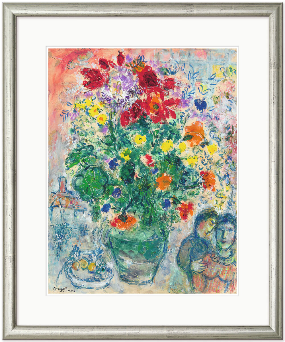 Ein expressionistisches Gemälde von Marc Chagall mit einem farbenfrohen Blumenstrauß in einer Vase. Das Kunstwerk zeigt dominierende Farben wie Rot, Gelb, Grün, Blau, Pink und Lila, und im Hintergrund sind ein Paar und Obst zu sehen. Der Rahmen ist schlicht und weiß.