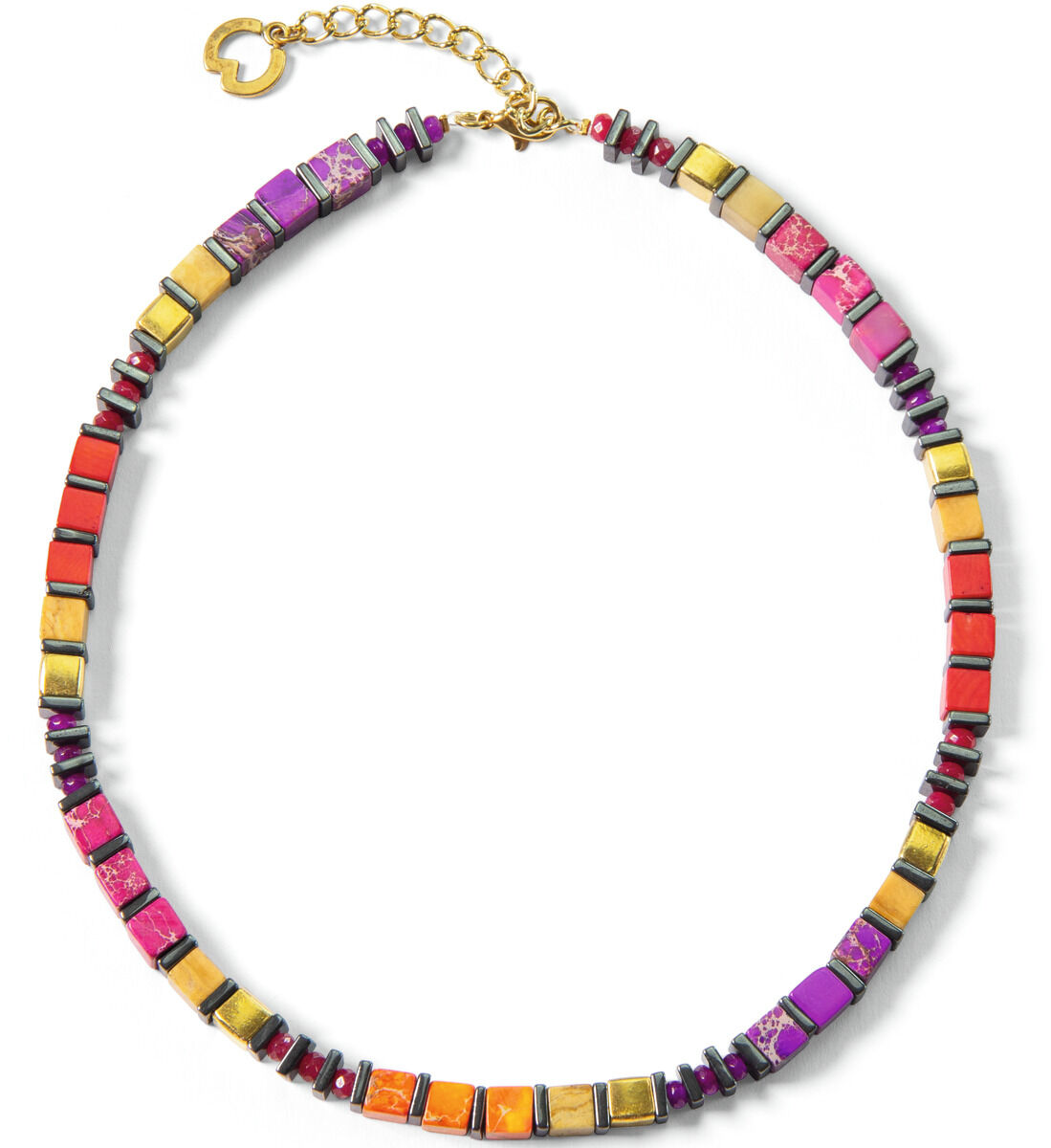 Buntes Collier von Petra Waszak namens »Cambria« mit quadratischen Perlen in Rot, Lila, Orange, Gelb und Schwarz und einem goldenen Verschluss.