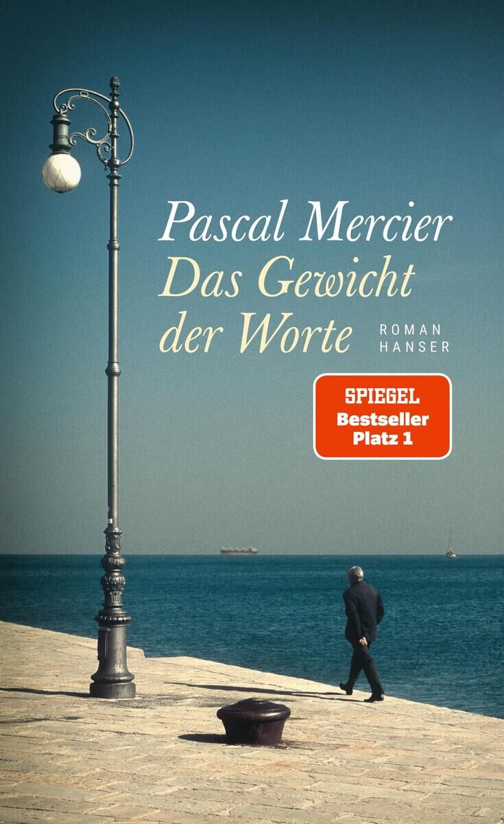 Das Bild zeigt das Buchcover von 'Das Gewicht der Worte' von Pascal Mercier. Eine Person spaziert alleine an einem Kai entlang, neben einer Straßenlaterne. Im Hintergrund ist das Meer unter einem klaren Himmel zu sehen. Der Titel und Autorname sind in weißer Schrift abgebildet, und ein orangener Sticker zeigt 'Spiegel Bestseller Platz 1'.