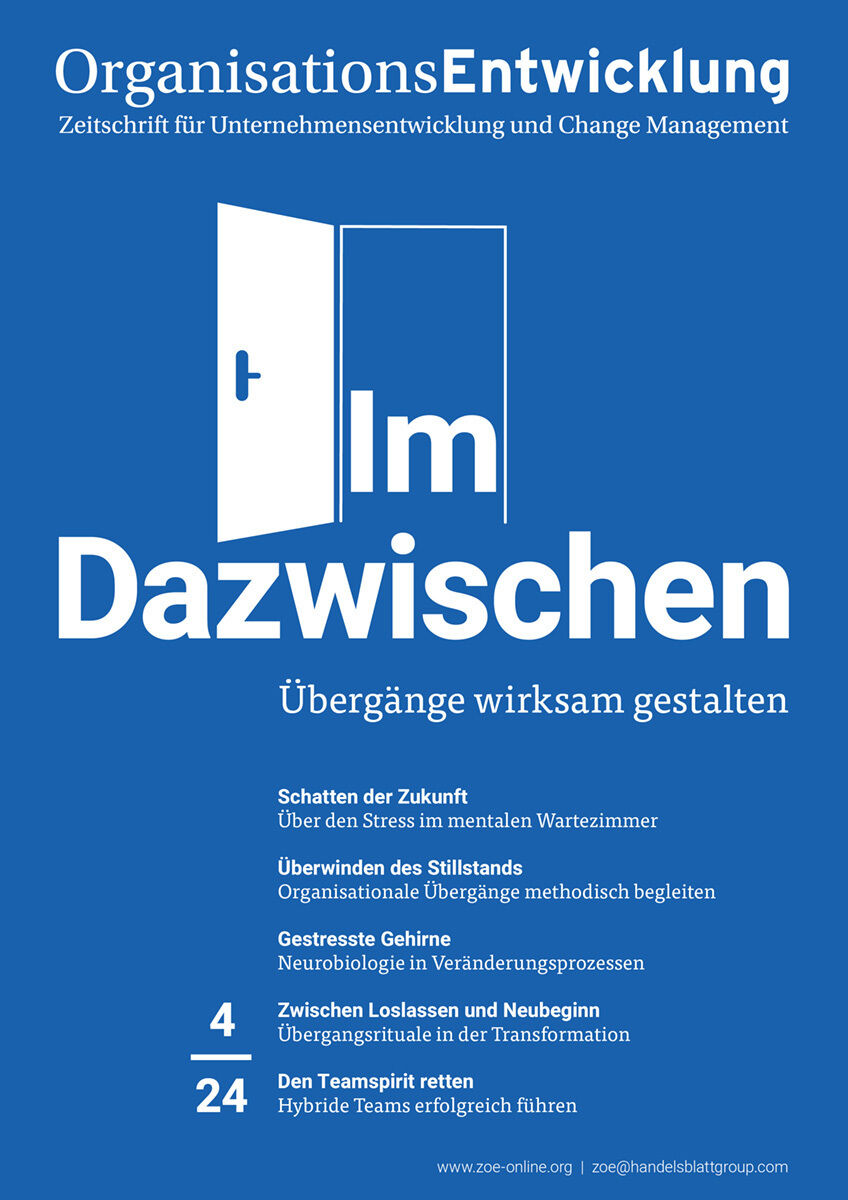 Cover der OrganisationsEntwicklung Ausgabe 04/2024 mit blauem Hintergrund und der Aufschrift 'Im Dazwischen - Übergänge wirksam gestalten'.