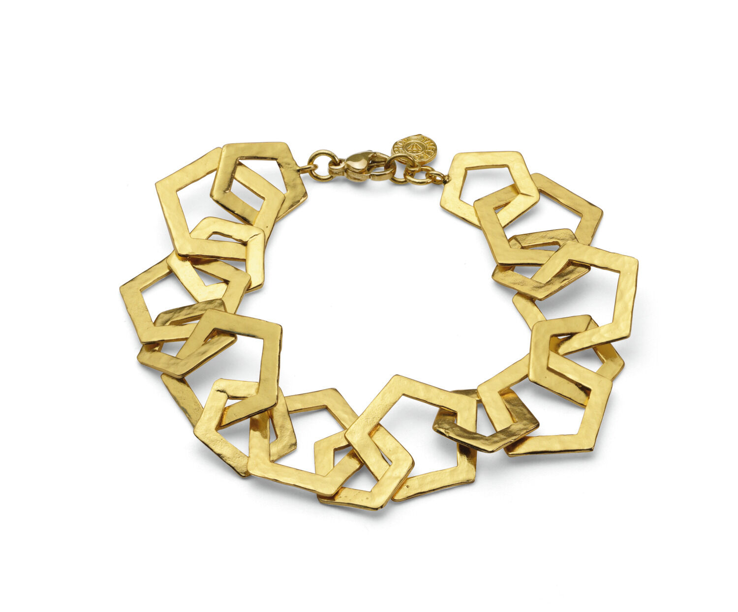 Goldfarbenes Armband aus vergoldetem Messing von Ars mundi, Edition Max Büchner GmbH. Die Kettenglieder bestehen aus geometrisch geformten, kantigen Elementen, die ineinander greifen. Das Design wirkt modern und künstlerisch, die glänzende Oberfläche reflektiert das Licht.