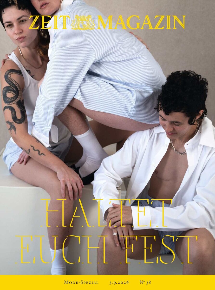 Titelbild des ZEIT Magazins 38/2026 mit drei Personen in weißen Hemden und Unterbekleidung auf hellem Hintergrund. Sie posieren eng zusammen. Oben gelber Magazin-Schriftzug, unten der Titel Halten Euch Fest in großen gelben Buchstaben und weitere Ausgabendetails.