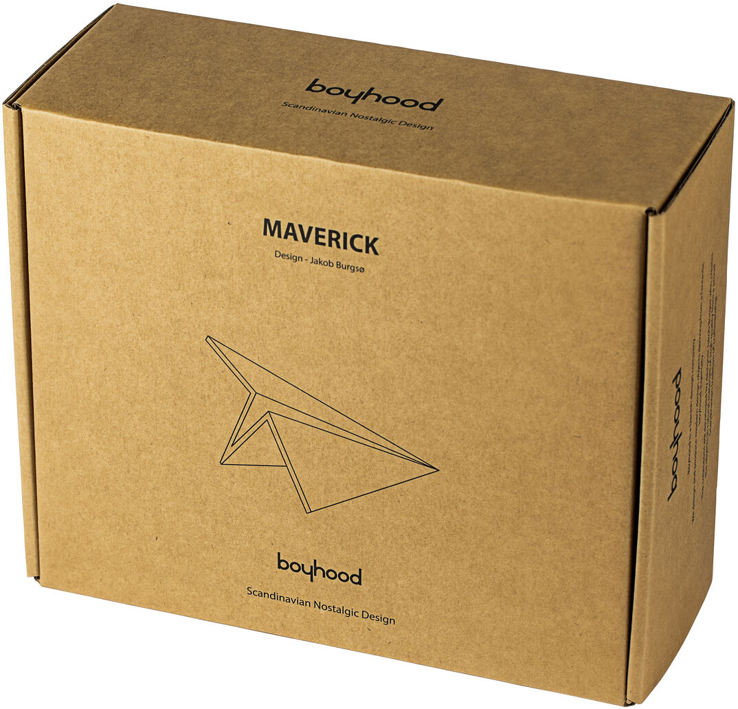 Verpackung des Holzflugzeugs 'Maverick' von Boyhood Design, aus nachhaltigem Holz, mit grafischer Abbildung des Flugzeugs auf brauner Kartonverpackung.