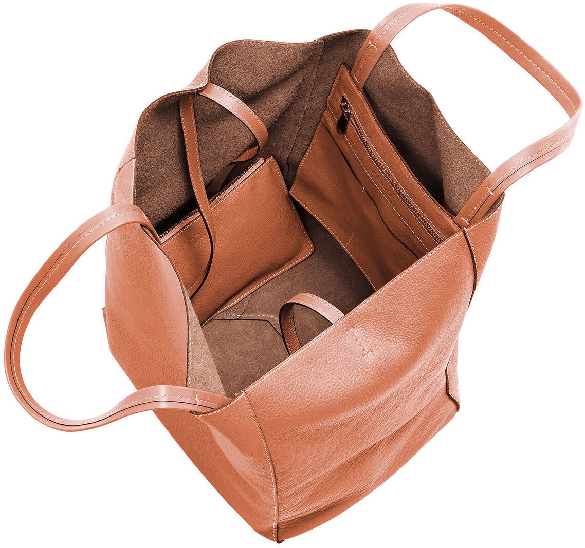 Eine große, braune Lederhandtasche mit zwei Henkeln. Die Handtasche hat ein großes Hauptfach mit einem kleineren Innenfach, welches mit einem Reißverschluss geschlossen werden kann.