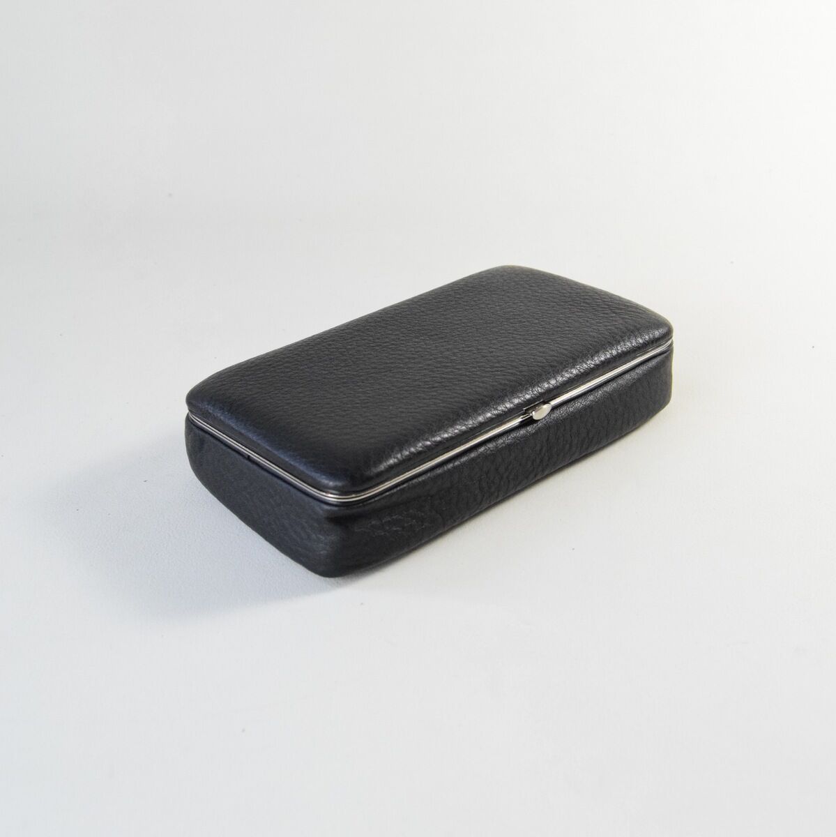 Eine hochwertige, schwarze Utensilienbox aus Leder. Ideal zur Aufbewahrung von kleinen Gegenständen, stilvoll und praktisch für das Büro oder Zuhause.